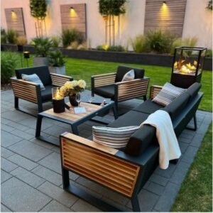 Conjunto de sofá exterior fabricado en estructura metálica forjada con detalles en efecto madera natural. Ideal para terrazas, patios o jardines con estilo moderno y artesanal.