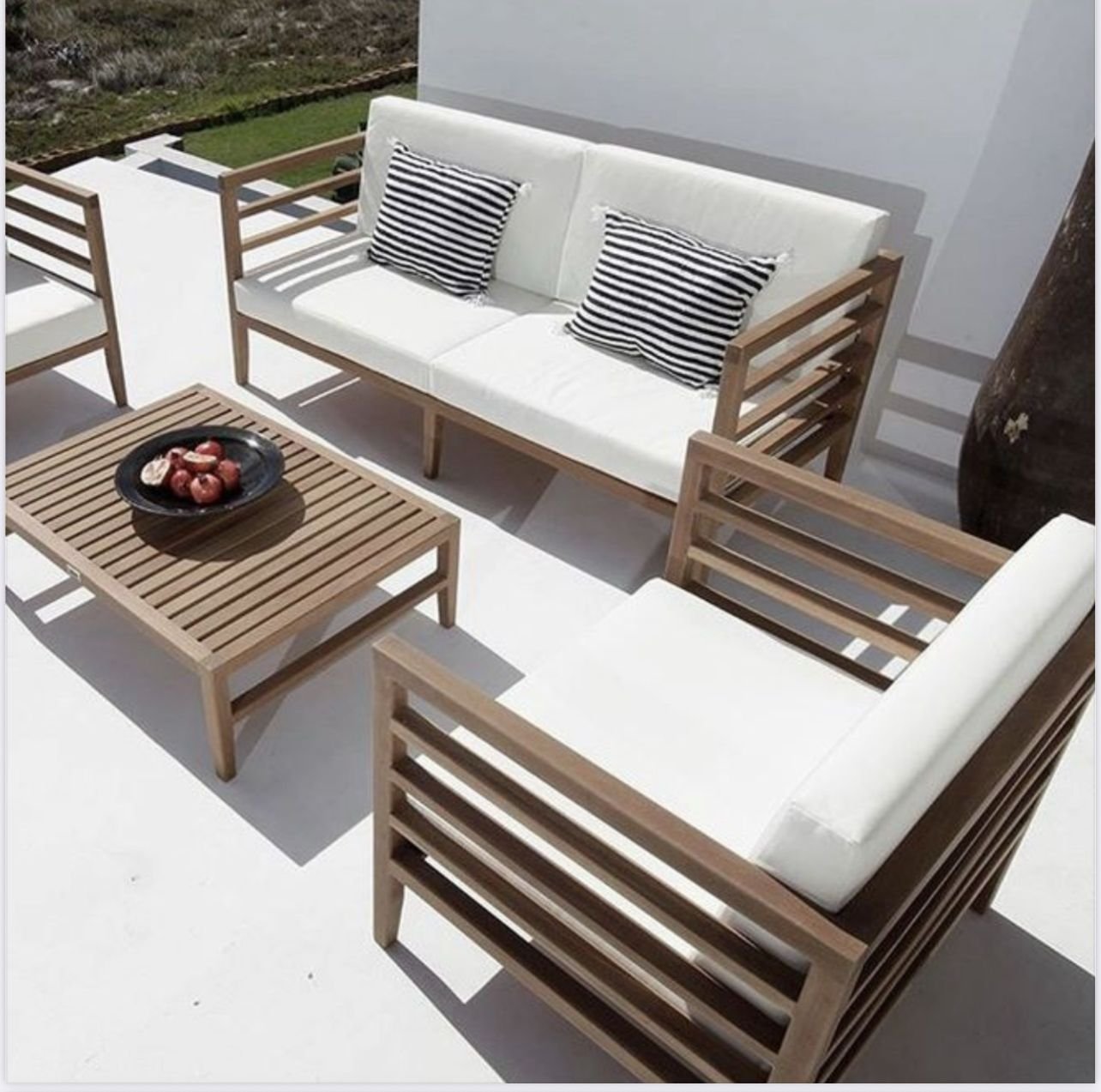 Conjunto de sofá lounge para exterior con estructura metálica y cojines de alta calidad. Elegancia, confort y resistencia para terrazas, jardines o porches modernos.