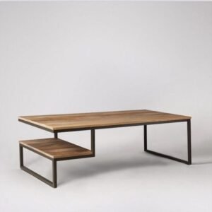 Mesa de centro con tapa de roble natural y estructura metálica negra. Diseño moderno, robusto y artesanal que aporta calidez y estilo industrial al salón.