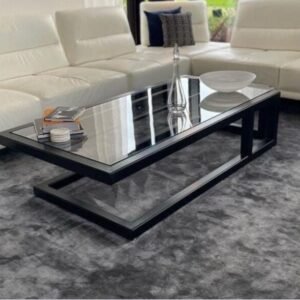 Mesa de centro con estructura metálica y tapa de cristal negro. Diseño minimalista, moderno y sofisticado ideal para salones con estilo contemporáneo o industrial.