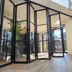 Puerta metálica moderna con vidrio de seguridad, fabricada en acero reforzado. Ideal para entradas de viviendas o locales con un estilo elegante y contemporáneo.