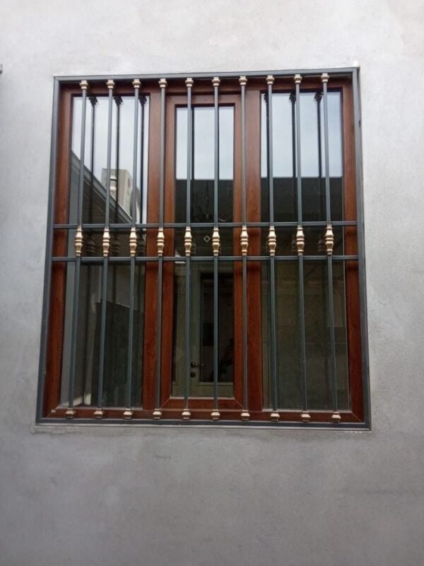 Reja metálica RM-11 con barrotes torneados decorativos