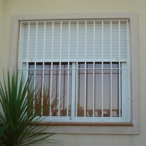 Reja metálica de estilo minimalista, fabricada en acero de alta resistencia. Ideal para fachadas, ventanas o cerramientos modernos con un diseño limpio y elegante.