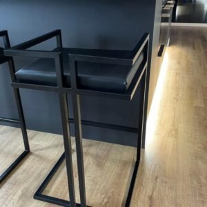 Taburete T-04 – Estilo industrial con respaldo envolvente