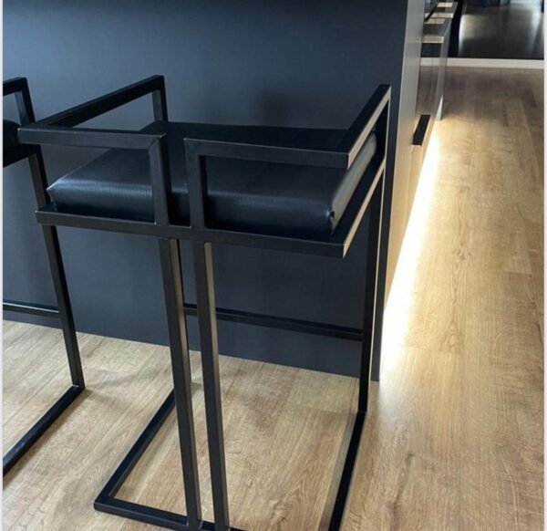 Taburete T-04 – Estilo industrial con respaldo envolvente