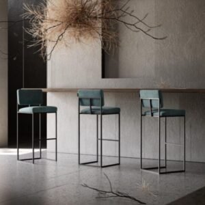 Taburete de diseño industrial con estructura metálica y asiento de madera natural. Una pieza elegante, resistente y atemporal ideal para cocinas, barras o espacios modernos.