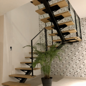 Escalera Metálica EM-04 – Diseño Flotante con Madera