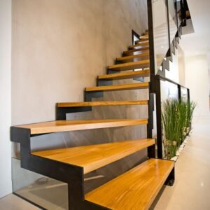 Escalera metálica en L con peldaños de madera maciza estilo moderno