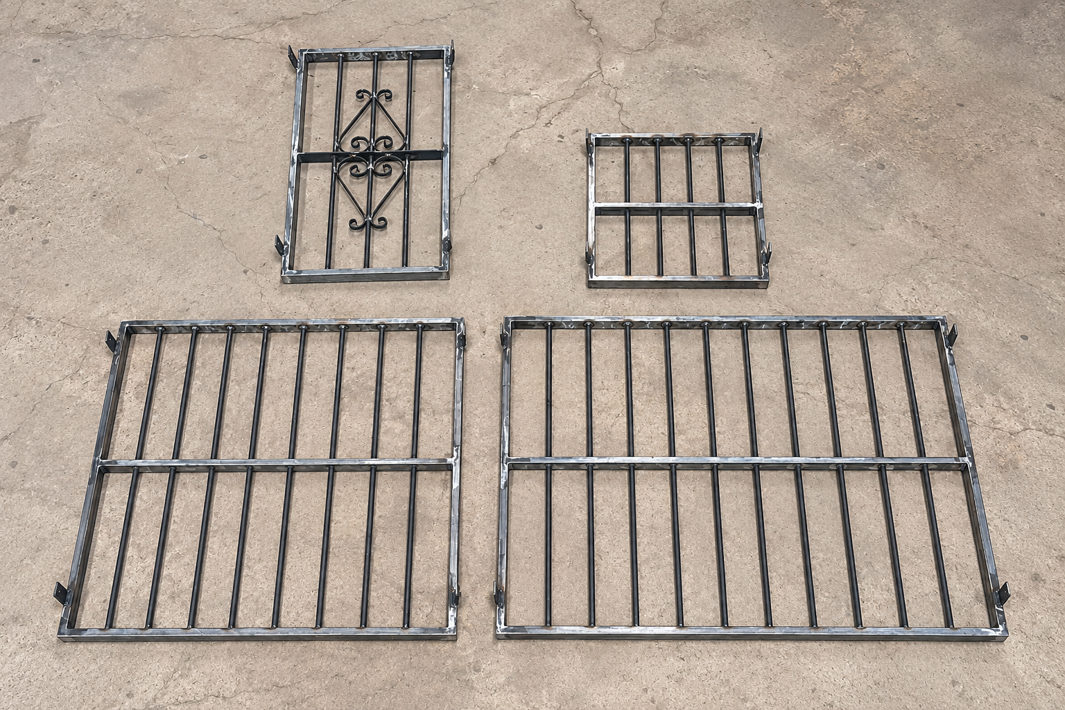 Cuatro rejas fijas de hierro fabricadas a medida en nuestro taller de Caravaca de la Cruz